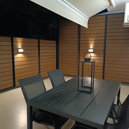 Gatheringthess- The Backyard דירה *